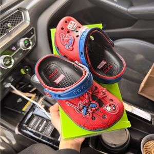 NEW Kids Crocs Spider-Man Marvel Clogs w/ Charms Red Blue Size C9